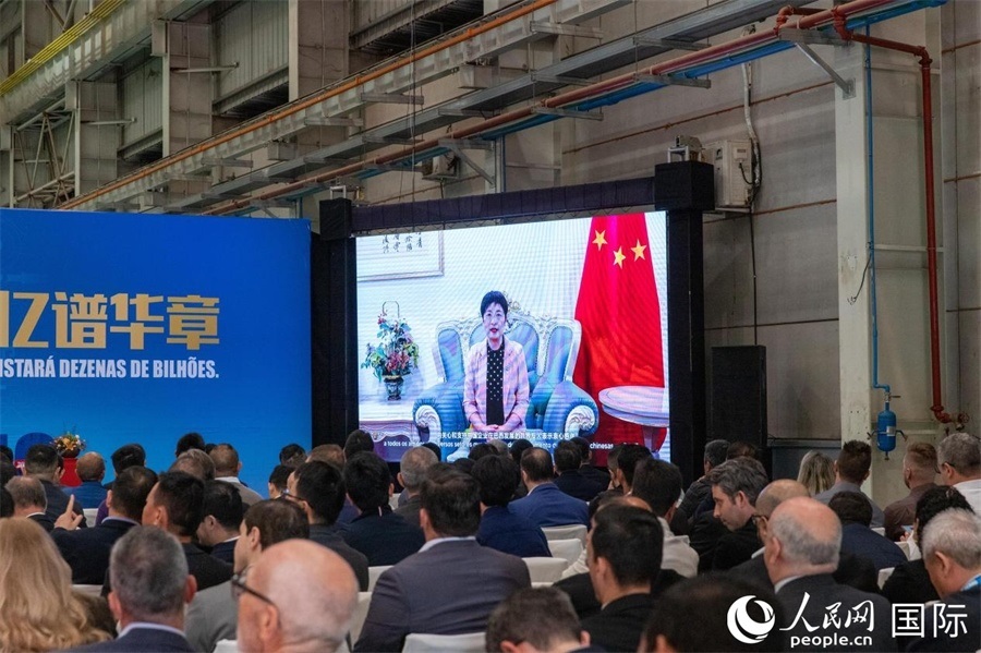 中國(guó)駐里約熱內(nèi)盧總領(lǐng)事田敏在視頻致辭中表示，中國(guó)是米納斯吉拉斯州第一大貿(mào)易伙伴和重要投資來(lái)源國(guó)。近年來(lái)，雙方在貿(mào)易投資、科技創(chuàng)新、裝備制造、人文交流等領(lǐng)域開展了富有成果的合作。 人民日?qǐng)?bào)社拉美中心分社 威廉·科埃略·維亞納攝