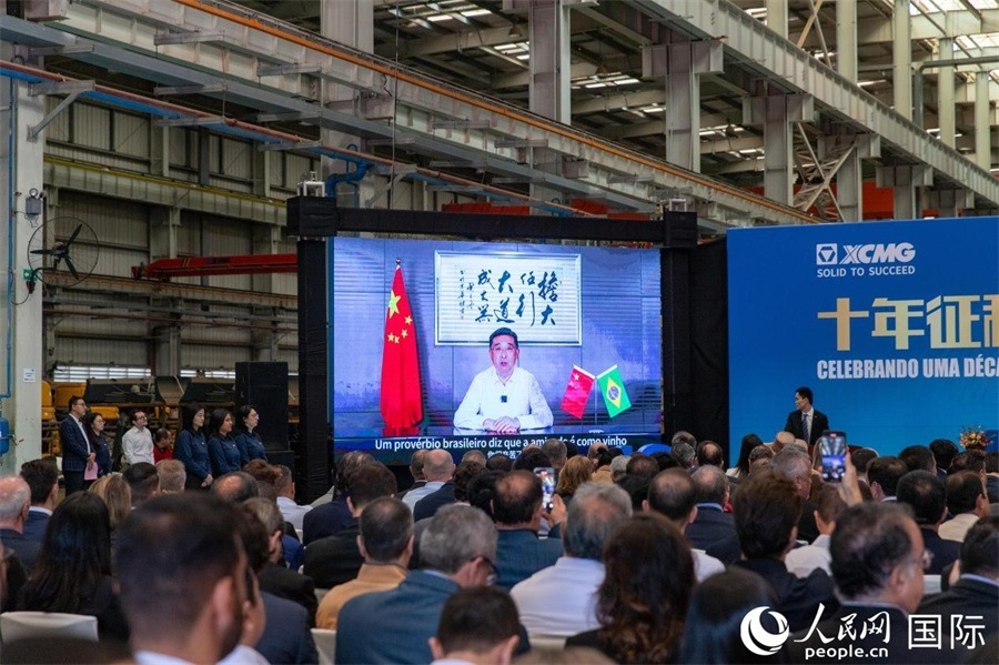 徐工集團(tuán)、徐工機(jī)械董事長(zhǎng)楊東升在視頻致辭中表示，徐工作為中國(guó)工程機(jī)械的排頭兵，堅(jiān)定不移實(shí)施國(guó)際化主戰(zhàn)略，投資運(yùn)營(yíng)的徐工巴西制造基地成為見證中巴友誼的標(biāo)桿示范。 人民日?qǐng)?bào)社拉美中心分社 威廉·科埃略·維亞納攝