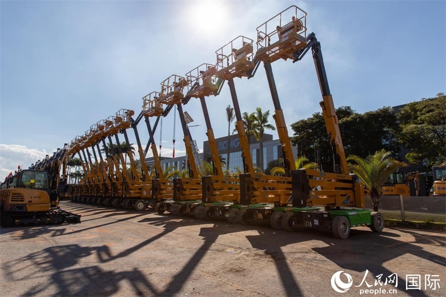 在徐工巴西制造生產(chǎn)基地，一批完成生產(chǎn)的設(shè)備正準(zhǔn)備交付客戶。 人民日?qǐng)?bào)社拉美中心分社 威廉·科埃略·維亞納攝