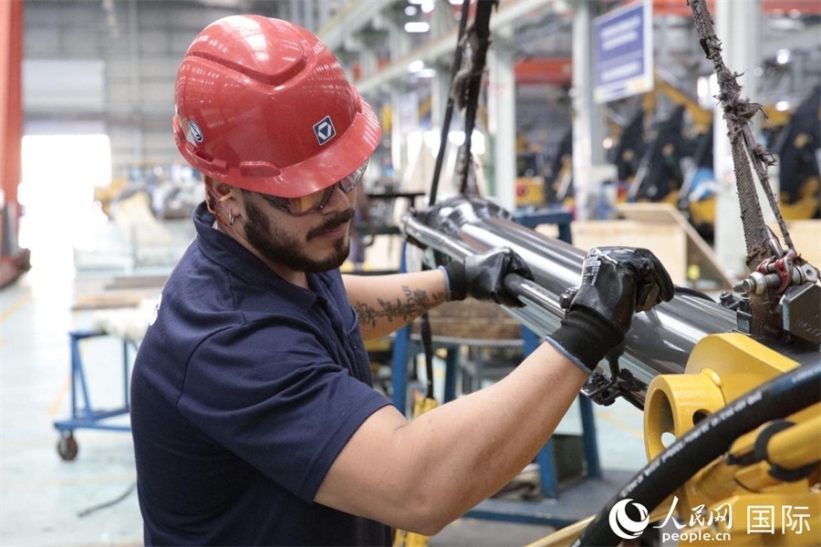 一名徐工巴西制造基地的當(dāng)?shù)貑T工正在進(jìn)行設(shè)備安裝和調(diào)試。 人民日?qǐng)?bào)社拉美中心分社 威廉·科埃略·維亞納攝