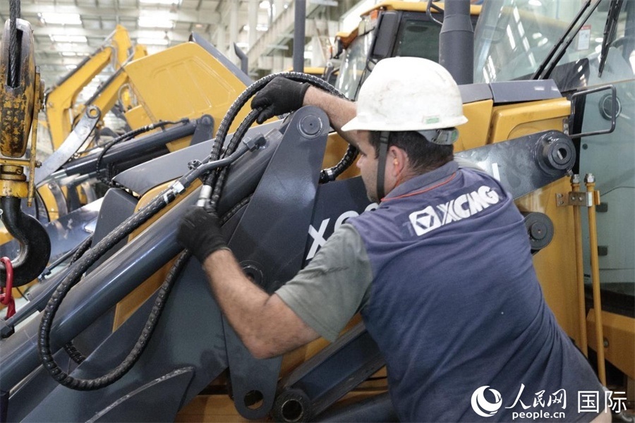 一名徐工巴西制造基地的當(dāng)?shù)貑T工正在進(jìn)行設(shè)備安裝和調(diào)試。 人民日?qǐng)?bào)社拉美中心分社 威廉·科埃略·維亞納攝