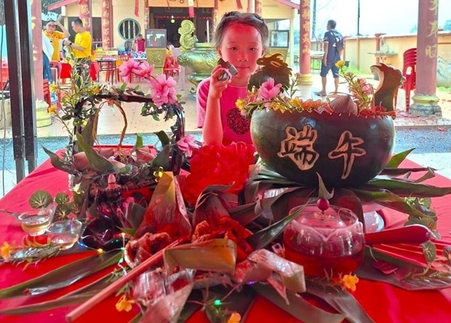 小朋友展示學裹粽子的成品照。組委會供圖