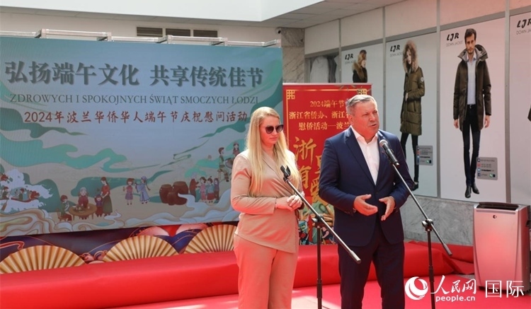 皮耶霍欽斯基（右）在活動上致辭。人民網(wǎng)記者 李增偉攝