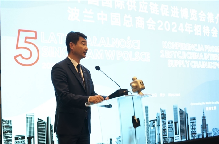 波蘭中國總商會(huì)會(huì)長胡新元致辭。