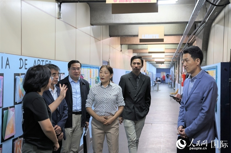 中國駐里約總領(lǐng)館商務(wù)參贊敬艷輝（右一）等嘉賓在里約孔院中方院長孫艷萍（左一）帶領(lǐng)下，參觀薩繆爾·韋納公立學(xué)校的中文教室，了解該校中文教學(xué)軟硬件設(shè)施。人民網(wǎng)記者 時元皓攝