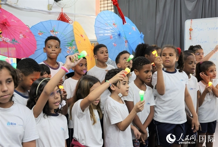 端午節(jié)活動在里約薩繆爾·韋納公立學(xué)校舉辦，該校師生合唱中文歌曲。 人民網(wǎng)記者 時元皓攝