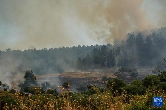  6月12日，以色列北部加利利地區(qū)遭受火箭彈襲擊后冒出滾滾濃煙。新華社發(fā)（阿亞爾·馬戈林攝/基尼圖片社）
