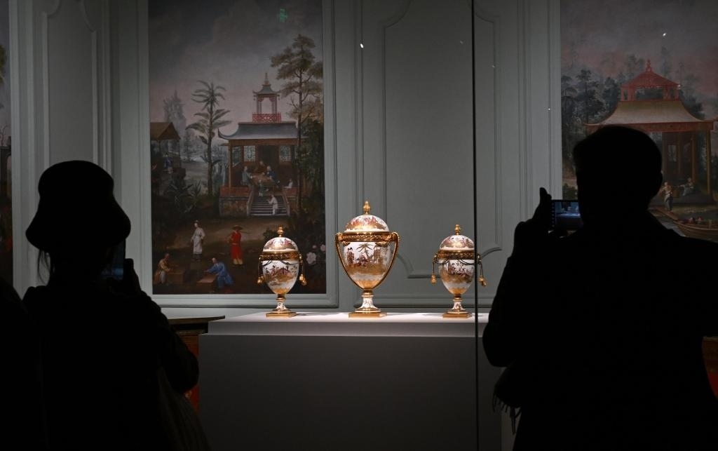 4月1日，觀眾在北京故宮參觀“紫禁城與凡爾賽宮——17、18世紀(jì)的中法交往”展覽。新華社記者金良快攝