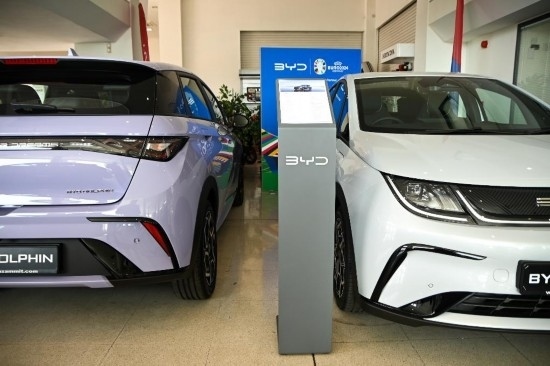 這是5月29日在馬耳他比爾基卡拉拍攝的展示廳里的比亞迪純電動(dòng)汽車。新華社發(fā)（喬納森·博格 攝）