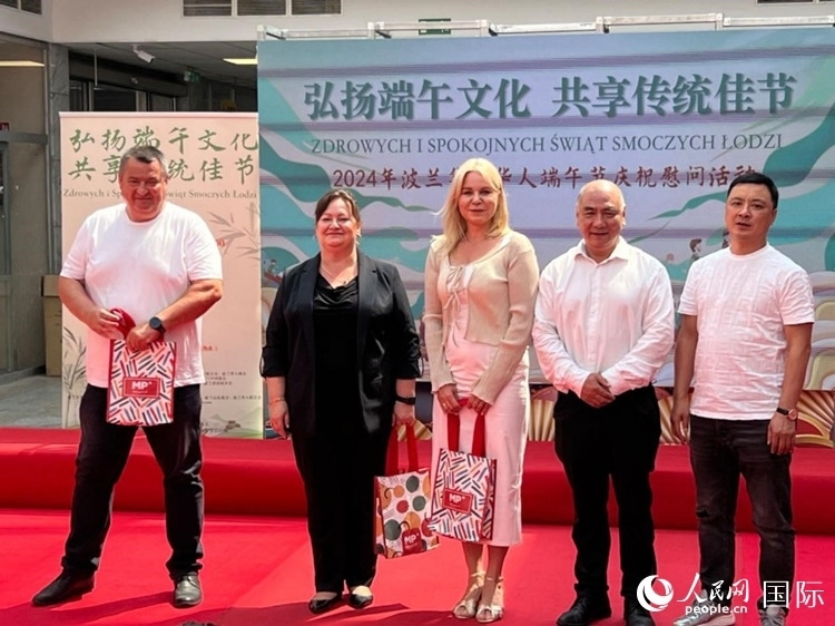 向波蘭友人發(fā)放端午節(jié)慰問品。人民網(wǎng)記者 李增偉攝