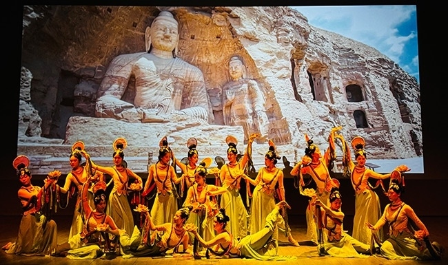 展演現(xiàn)場(chǎng)，同學(xué)們?cè)诒硌莨?jié)目《云岡飛天印象》。校方供圖