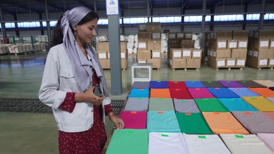 當(dāng)?shù)毓と苏跈z驗(yàn)成品。曲頌攝