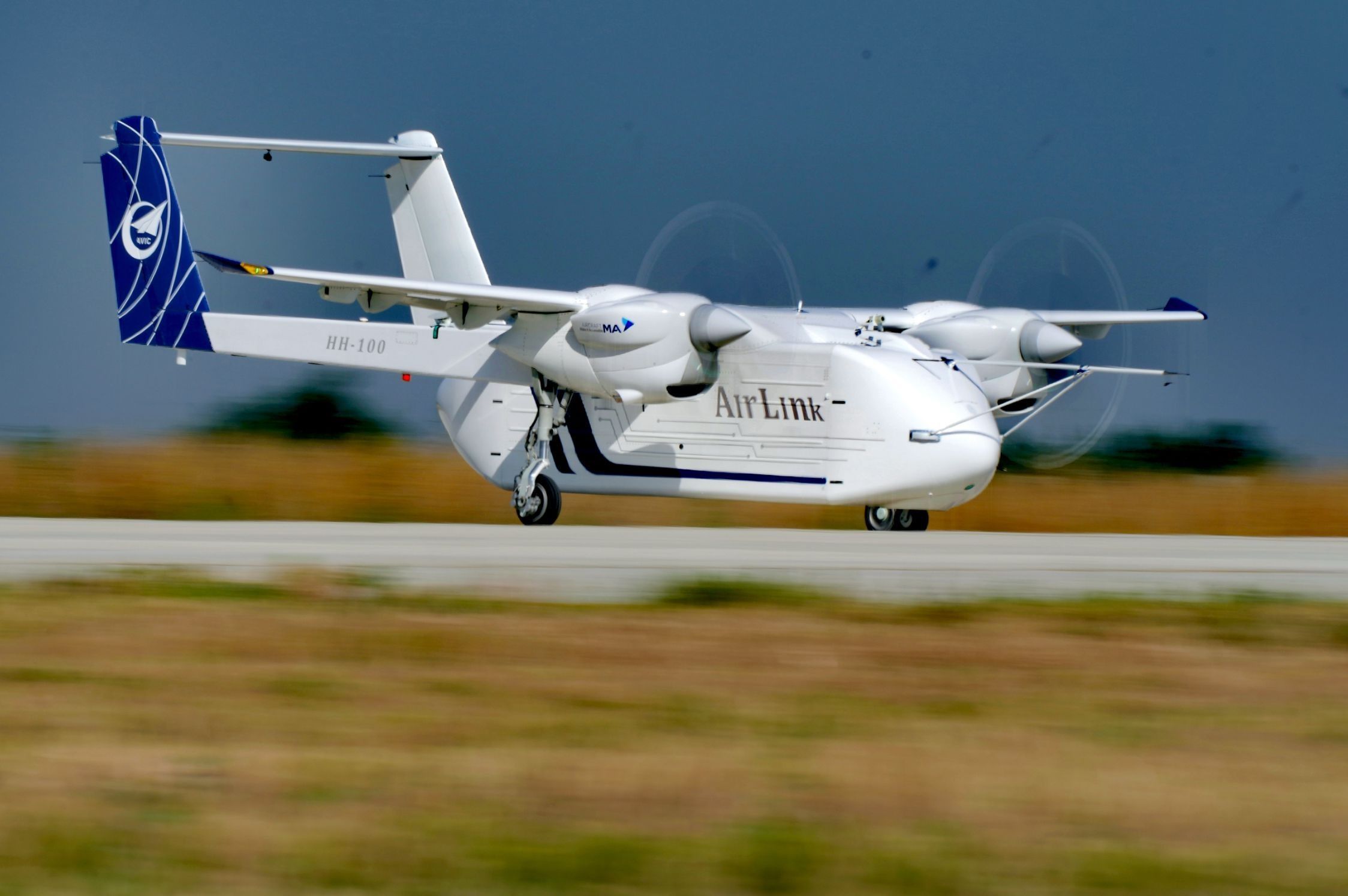 △2024年6月12日，HH-100航空商用無人運(yùn)輸系統(tǒng)驗(yàn)證機(jī)在西安藍(lán)田通用機(jī)場首飛成功。