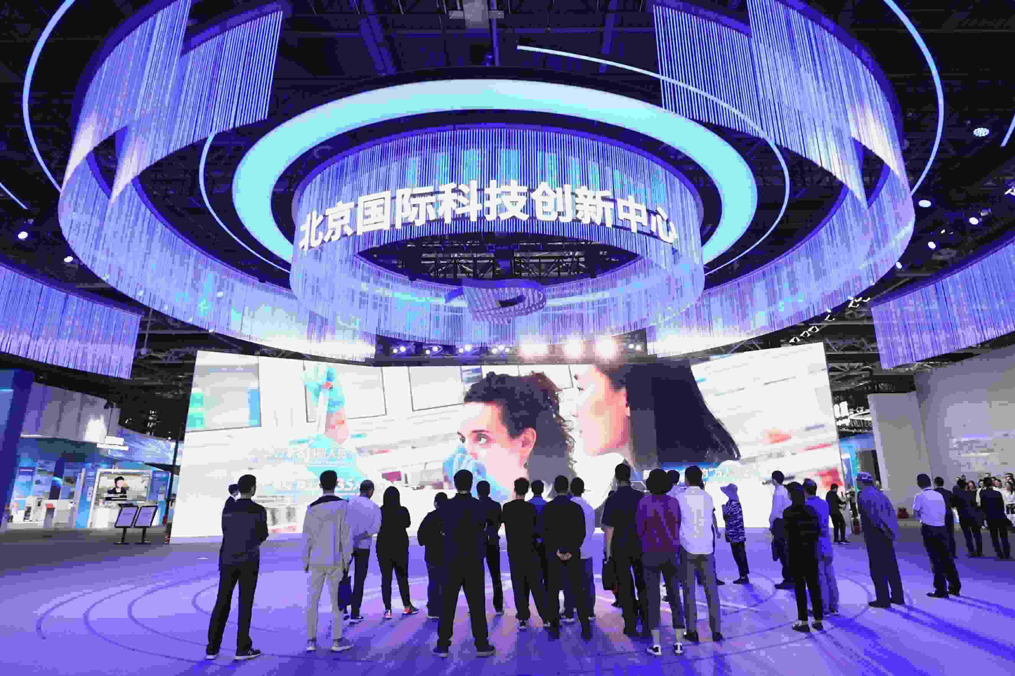 △2024年5月11日，觀眾在中關(guān)村展示中心觀看科技創(chuàng)新宣傳片。