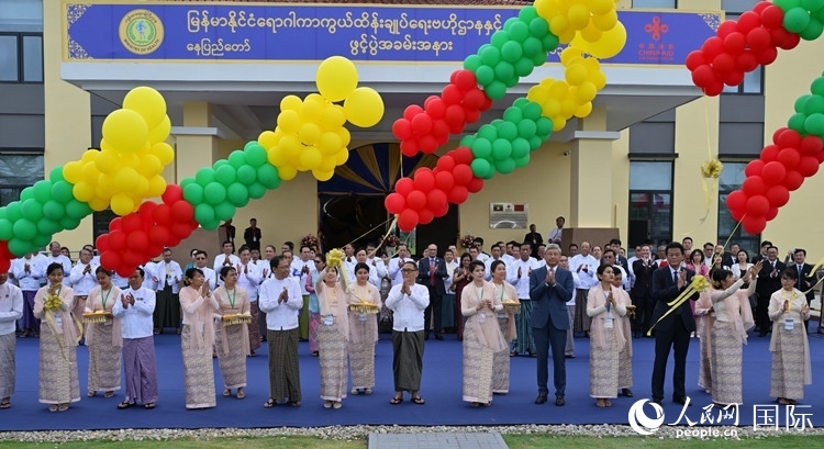 嘉賓共同為項(xiàng)目竣工剪彩。人民網(wǎng)記者 謝佳君攝