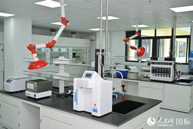 援緬甸國(guó)家疾控中心實(shí)驗(yàn)室內(nèi)。人民網(wǎng)記者 謝佳君攝