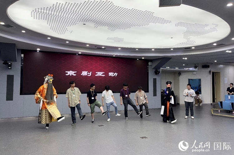 日本大學(xué)生代表團學(xué)習(xí)京劇臺步。人民網(wǎng)記者 陳思攝