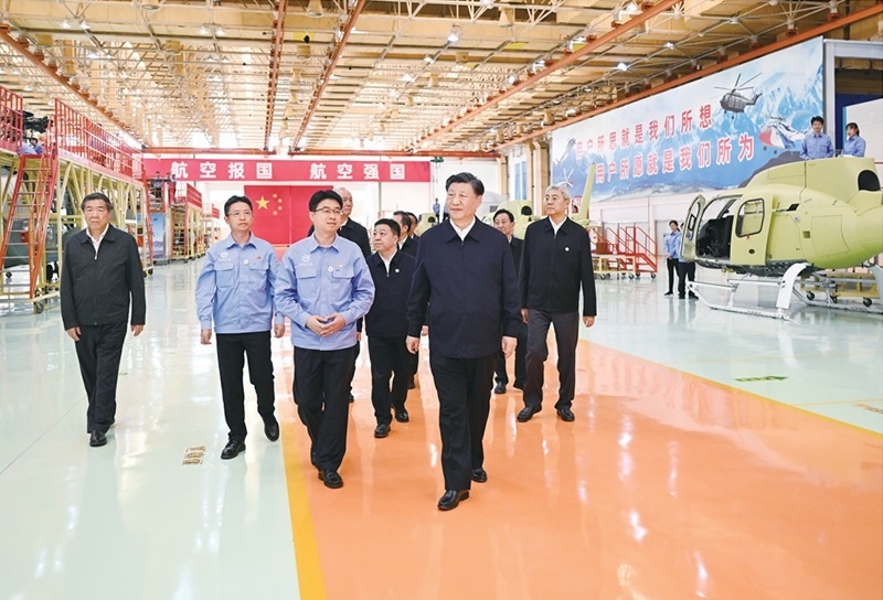 2023年10月10日至13日，中共中央總書記、國(guó)家主席、中央軍委主席習(xí)近平在江西考察。這是11日上午，習(xí)近平在景德鎮(zhèn)市昌河飛機(jī)工業(yè)（集團(tuán)）有限公司考察。 新華社記者 燕雁/攝