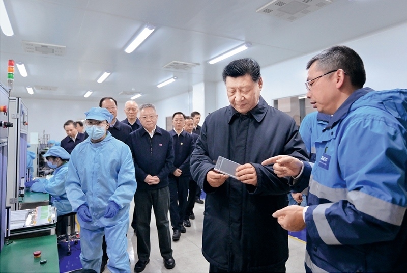 2024年3月18日至21日，中共中央總書記、國(guó)家主席、中央軍委主席習(xí)近平在湖南考察。這是18日下午，習(xí)近平在中德合資企業(yè)巴斯夫杉杉電池材料有限公司考察。 新華社記者 謝環(huán)馳/攝