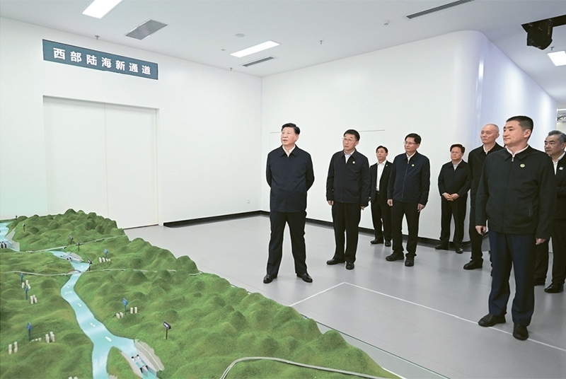 2023年12月14日至15日，中共中央總書記、國(guó)家主席、中央軍委主席習(xí)近平在廣西考察。這是14日上午，習(xí)近平在南寧市考察中國(guó)—東盟信息港股份有限公司，結(jié)合平陸運(yùn)河沙盤聽取西部陸海新通道骨干工程建設(shè)匯報(bào)。 新華社記者 謝環(huán)馳/攝