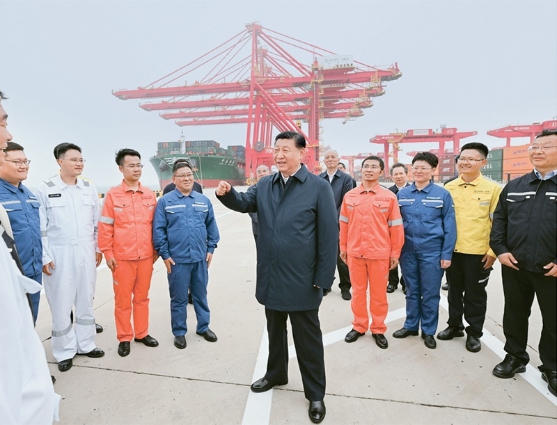 2024年5月22日至24日，中共中央總書記、國(guó)家主席、中央軍委主席習(xí)近平在山東考察。這是22日下午，習(xí)近平在日照港親切慰問(wèn)港口科技工作者、運(yùn)營(yíng)人員、航運(yùn)人員。 新華社記者 謝環(huán)馳/攝