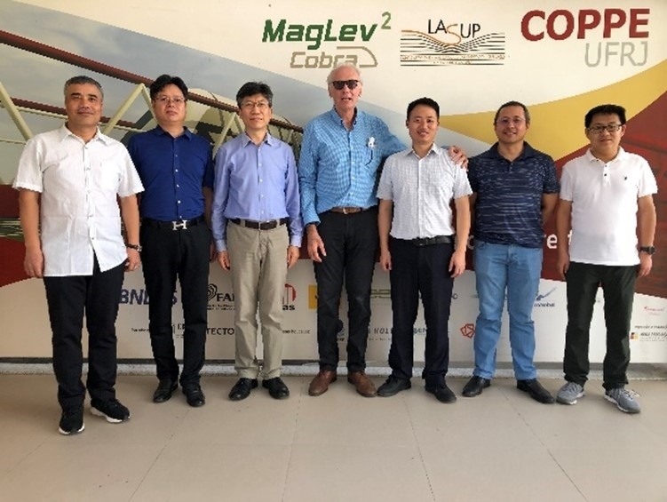 實驗室建設(shè)團(tuán)隊主要負(fù)責(zé)人與巴西里約熱內(nèi)盧聯(lián)邦大學(xué)交流。西南交通大學(xué)供圖