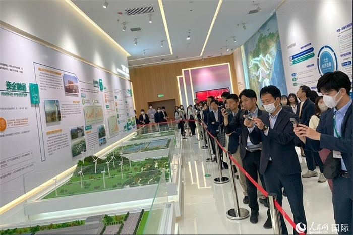 日本創(chuàng)價學會青年代表團在烏魯木齊市文化中心規(guī)劃館參觀。人民網(wǎng)記者 張麗婭攝