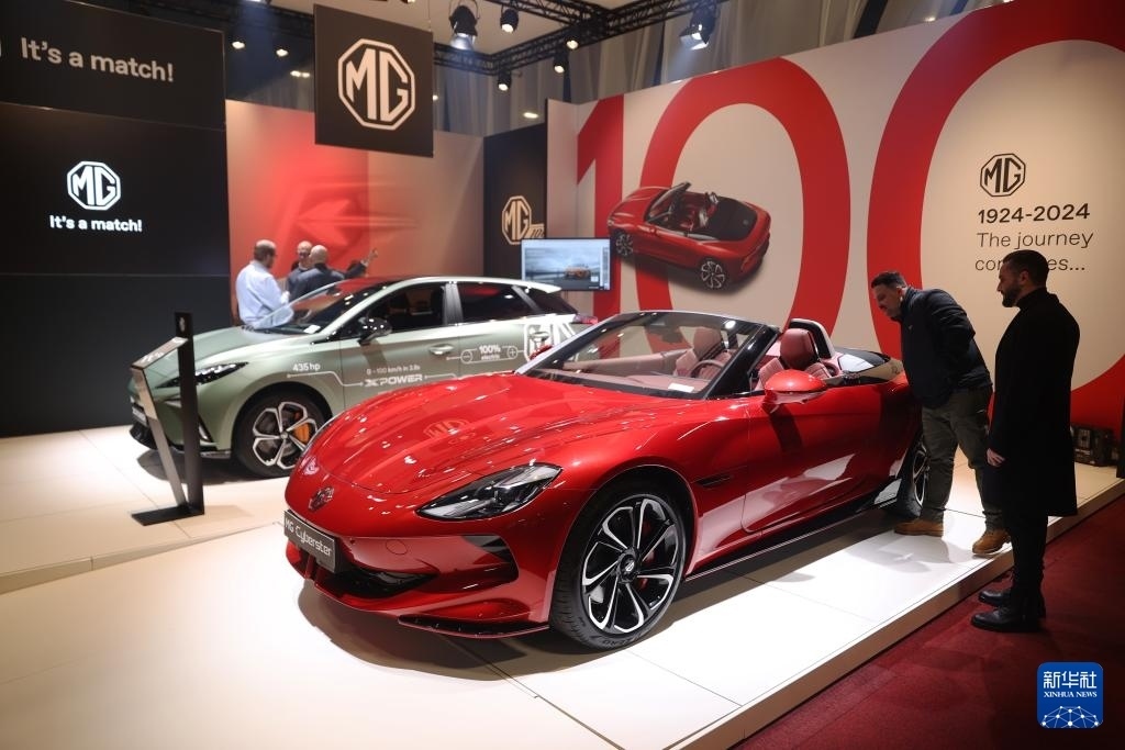 2024年1月17日，人們在比利時布魯塞爾舉辦的2024布魯塞爾汽車展上參觀上汽名爵電動汽車。新華社記者 趙丁喆 攝