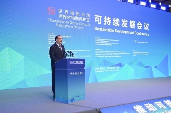  6月15日，聯(lián)合國教科文組織東亞地區(qū)辦事處主任夏澤翰在“長白山·世界地質(zhì)公園、世界生物圈保護區(qū)可持續(xù)發(fā)展會議”上做主旨演講。新華社發(fā)