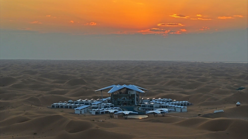 這是位于寧夏中衛(wèi)市沙坡頭景區(qū)的星星酒店（2023年9月6日攝，無人機(jī)照片）。新華社記者 王鵬 攝