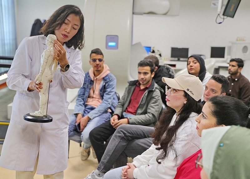 2023年4月19日，河北省秦皇島市中醫(yī)醫(yī)院醫(yī)務(wù)工作者為燕山大學(xué)外國留學(xué)生講解中醫(yī)經(jīng)絡(luò)知識(shí)。