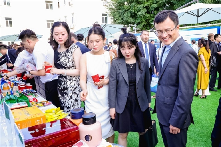 與會(huì)嘉賓參觀品鑒上合組織農(nóng)業(yè)基地特產(chǎn)。主辦方供圖