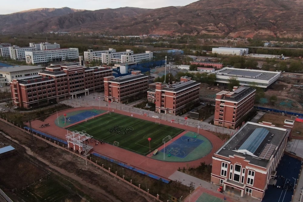 這是果洛西寧民族中學(xué)（2021年4月28日攝，無人機(jī)照片）。