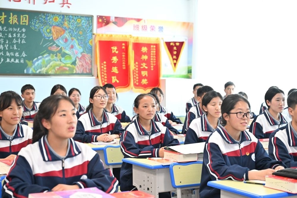 2024年6月18日，果洛西寧民族中學(xué)學(xué)生在上課。