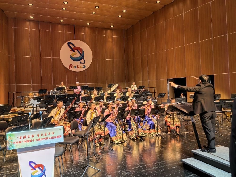 5月4日，來自果洛西寧民族中學(xué)的果洛州青少年管樂團(tuán)在山東省日照市演出。