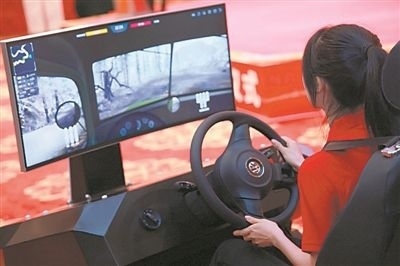 圖為廣西師范大學(xué)學(xué)生羅曉瑩體驗(yàn)沉浸式紅色愛國(guó)主義教育產(chǎn)品。受訪者供圖