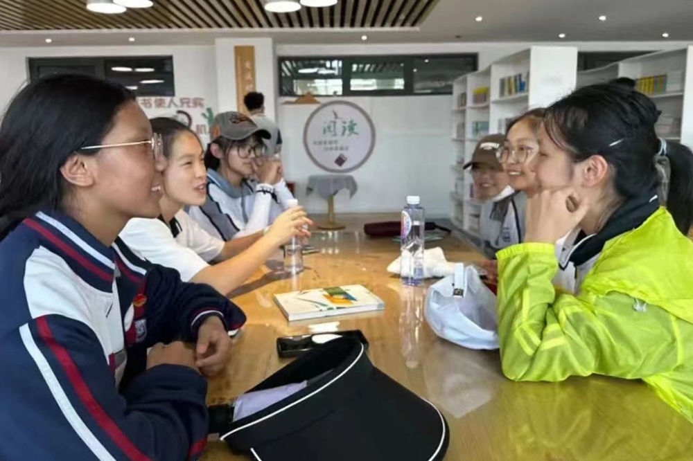 2023年7月10日，在果洛西寧民族中學(xué)，上海市大同中學(xué)學(xué)生（右）與果洛西寧民族中學(xué)學(xué)生交流。新華社發(fā)（果洛州教育局供圖）