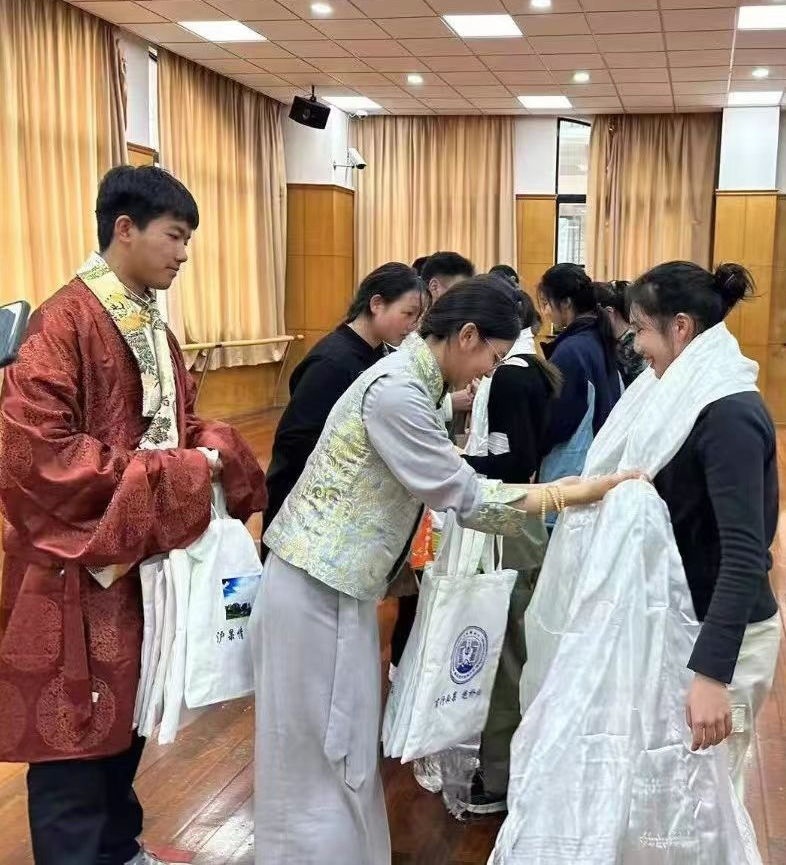 2024年1月18日，在上海市大同中學(xué)，果洛西寧民族中學(xué)學(xué)生給上海大同中學(xué)師生獻(xiàn)哈達(dá)。新華社發(fā)（果洛州教育局供圖）