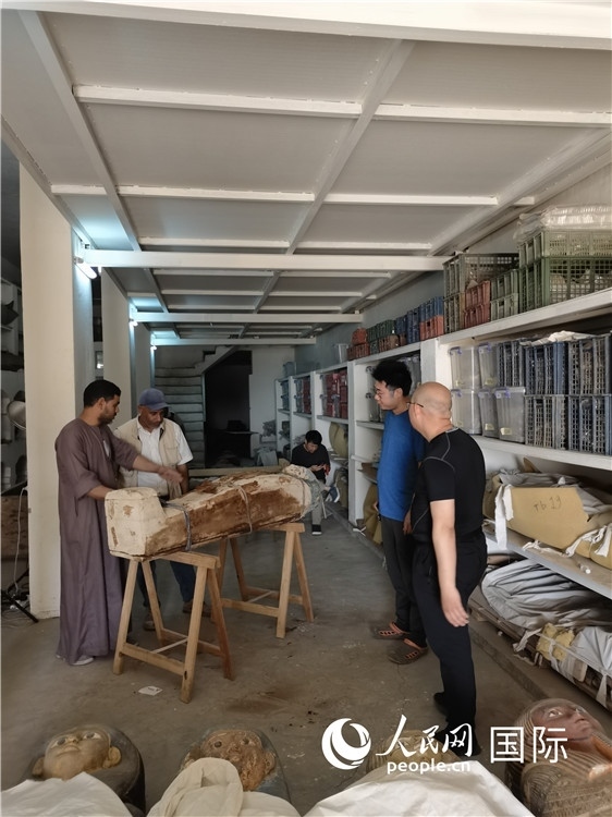 圖為中埃薩卡拉新出土文物數(shù)字化調(diào)查與研究項(xiàng)目團(tuán)隊(duì)在工作現(xiàn)場。