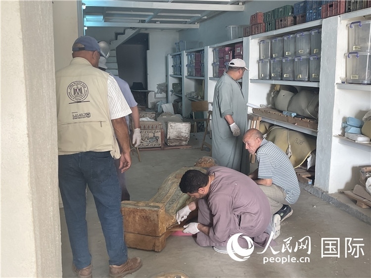 圖為中埃薩卡拉新出土文物數(shù)字化調(diào)查與研究項(xiàng)目團(tuán)隊(duì)在工作現(xiàn)場。薛江攝