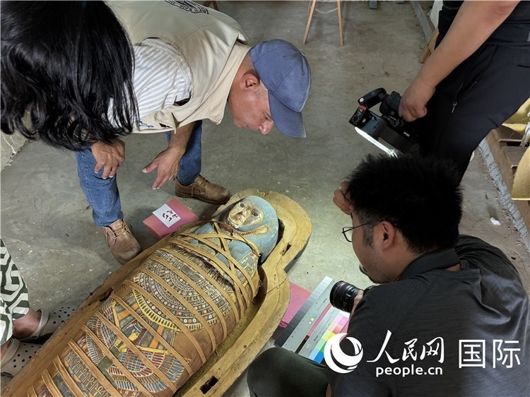 圖為中埃薩卡拉新出土文物數(shù)字化調(diào)查與研究項(xiàng)目團(tuán)隊(duì)在工作現(xiàn)場。薛江攝