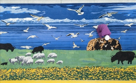 在青海省西寧市圣源地毯集團有限公司生產(chǎn)車間，操作工檢查毯面、拔花刺（2023年2月4日攝）。新華社記者 才揚 攝