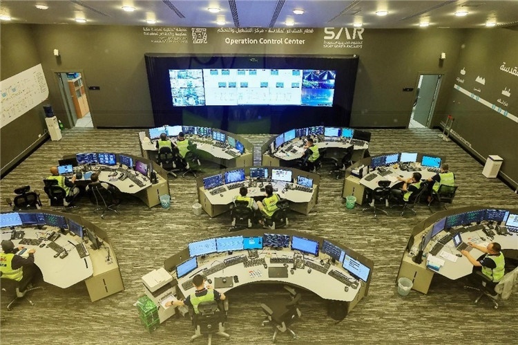 圖為運營指揮中心一景。中國鐵建供圖