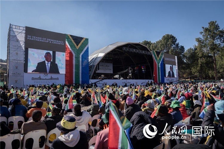 南非民眾觀看拉馬福薩總統(tǒng)就職演說(shuō)。 人民日?qǐng)?bào)非洲中心分社 希拉茲·莫林?jǐn)z