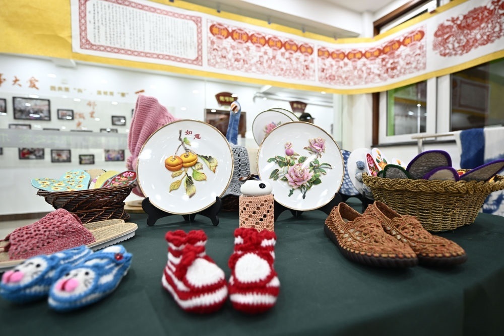 長城花園社區(qū)居民制作的手工藝品（6月19日攝）。