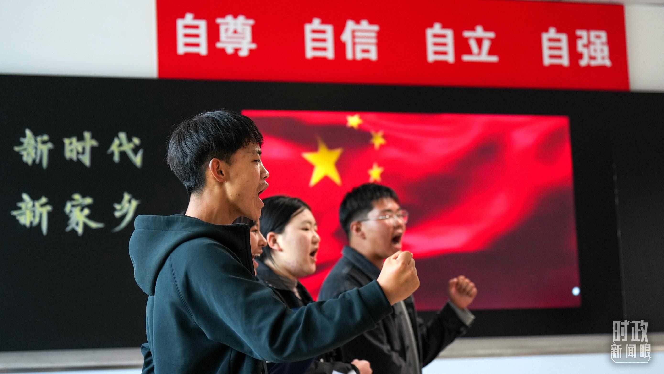 △果洛西寧民族中學高一（1）班的“新時代、新家鄉(xiāng)”主題思政課。（總臺央視記者許永松、國廣記者李晉拍攝）