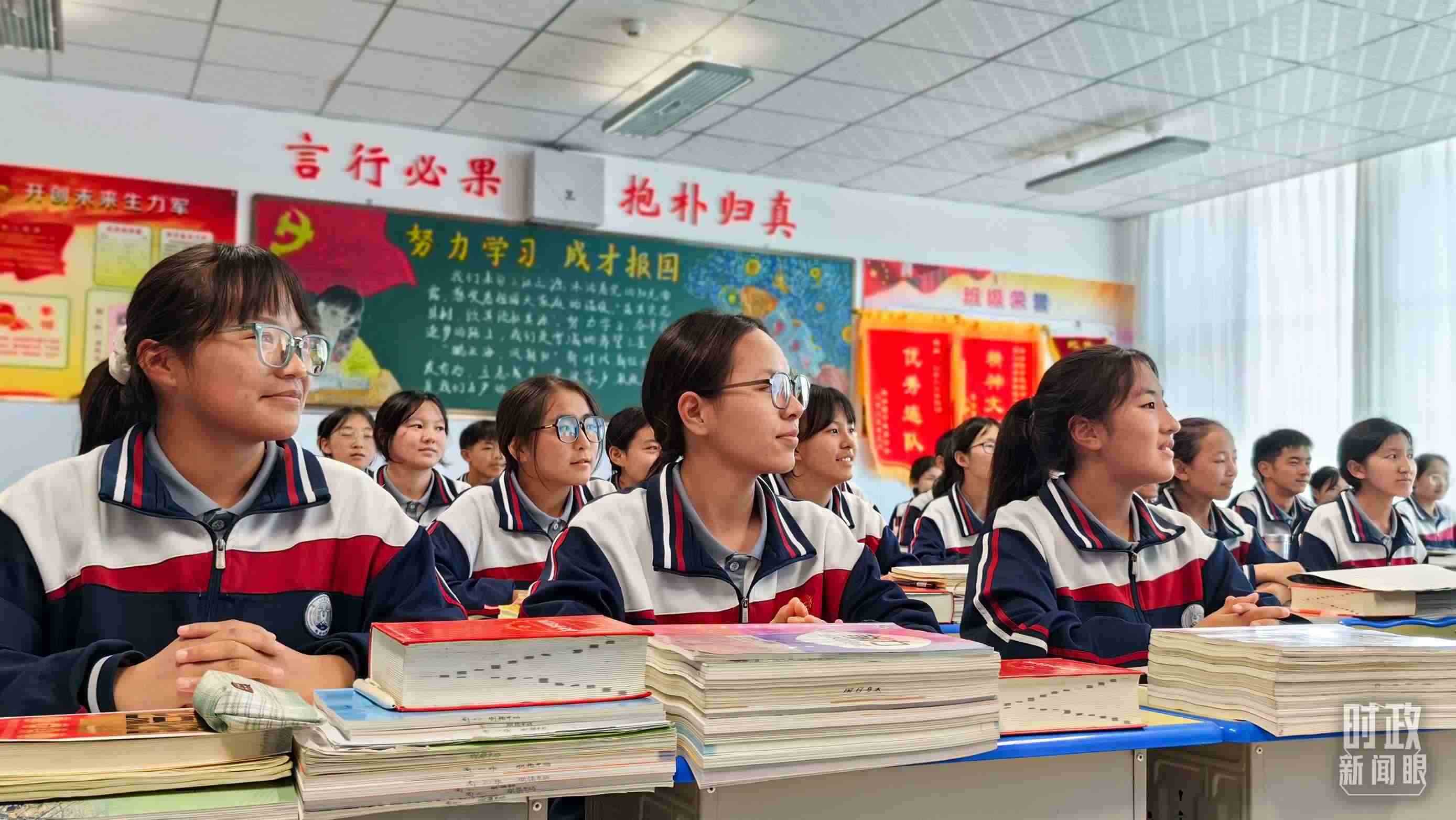 △果洛西寧民族中學高一（1）班的“新時代、新家鄉(xiāng)”主題思政課。（總臺央視記者段德文拍攝）