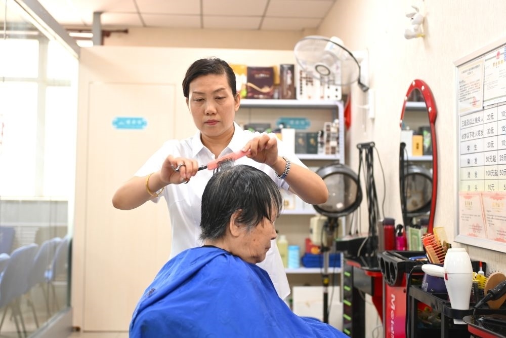 6月20日，長城花園社區(qū)的志愿者為居民理發(fā)。