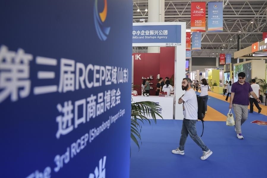 2023年8月18日，人們?cè)诘谌龑肦CEP區(qū)域（山東）進(jìn)口商品博覽會(huì)上參觀。新華社發(fā)（許傳寶 攝）
