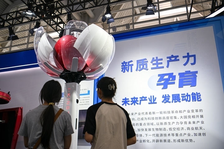 6月20日，與會者參觀天津云圣智能科技有限責(zé)任公司展區(qū)展出的“圣·寶蓮燈”全自主無人機(jī)巡檢系統(tǒng)。新華社記者 孫凡越 攝